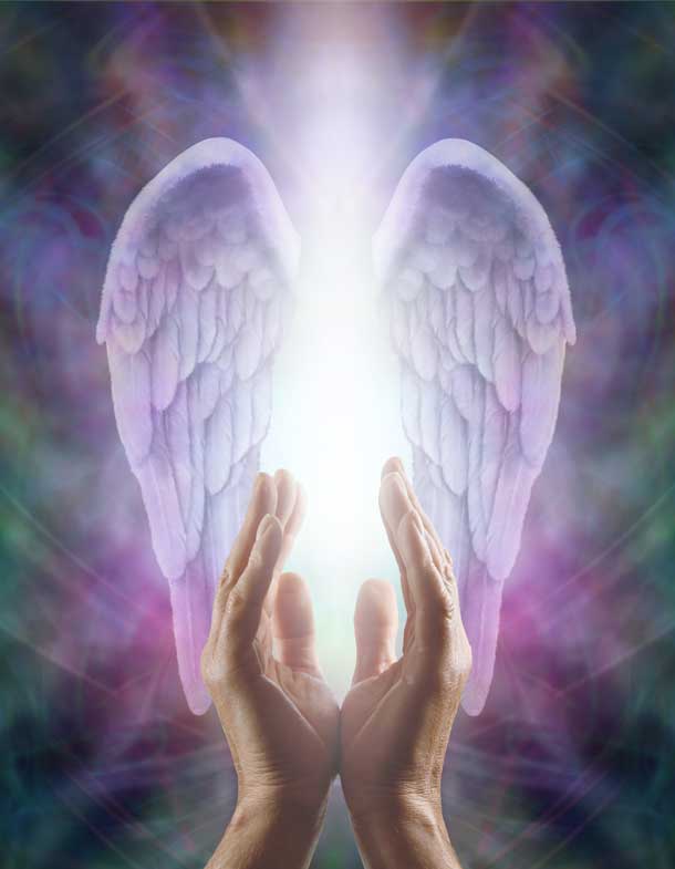 Zwei Hände mit einem Lichtstrahl dazwischen. Im Hintergrund Flügel von Engeln.